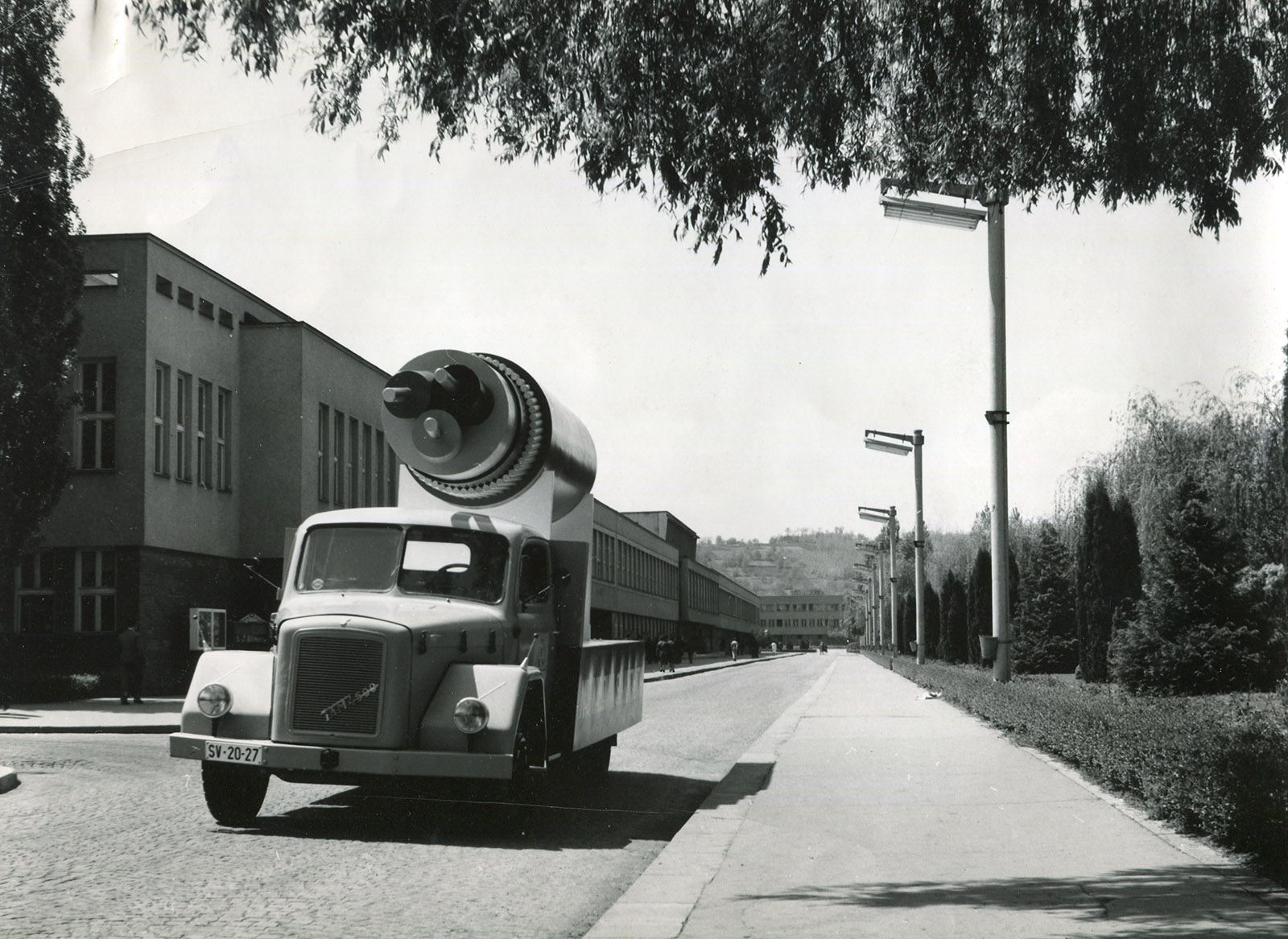 Пропагадни камион Фабрике каблова Светозарево који је учествовао на првомајској паради у Београду 1964. године (предња страна)