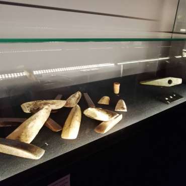 Камене алатке и бакарни предмети из оставе из Плочника - сведочанства прве металургије бакра на свету, детаљ поставке „Сан неолитске ноћи“, Музеј Војводине