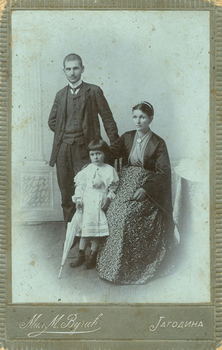 An unknown family from Jagodina